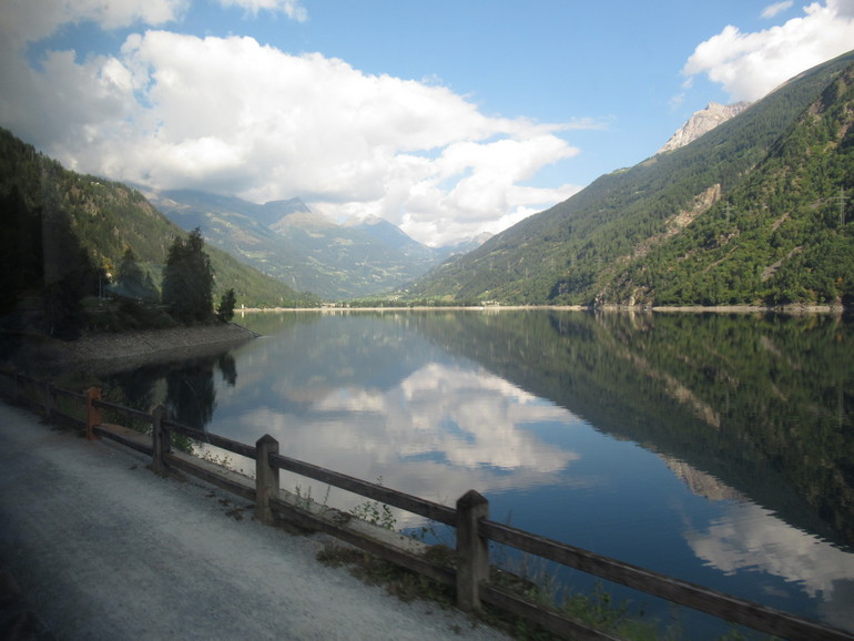 Spiegelglad meer langs Bernina spoorlijn